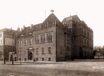Zniszczony podczas wojny budynek Archiwum Państwowego we Wrocławiu