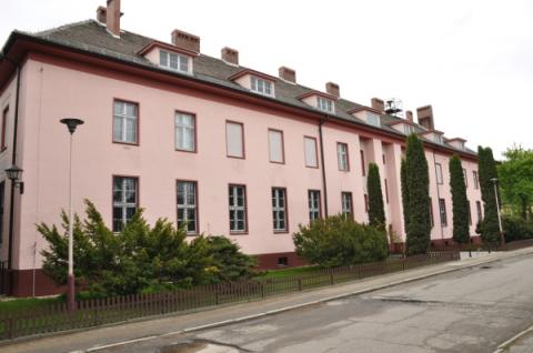 Dwupiętrowy budynek pokryty dachem będący siedzibą jeleniogórskiego oddziału Archiwum Państwowego we Wrocławiu