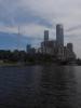 Rzeka płynąca przez miasto Brisbane w Australii oraz duże wieżowce miejskie. W dalszym planie przęsło mostu.