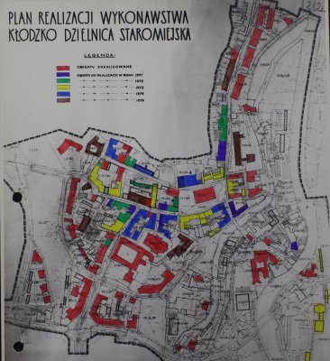 Fotografia starej mapy z zaznaczonymi na kolorowo budynkami.