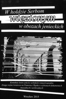Okładka publikacji w kolorze czarnobiałym przedstawiająca płot więzienny wraz z kratami i siatką. U góry tytuł publikacji: W hołdzie Serbom więzionym w obozach jenieckich