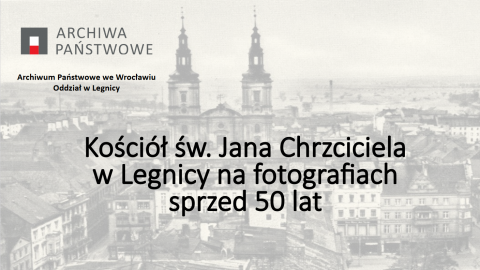 Szaro-biała tablica wystawy. Po środku tytuł wystawy: Kościół św. Jana Chrzciciela w Legnicy na fotografiach sprzed 50 lat.