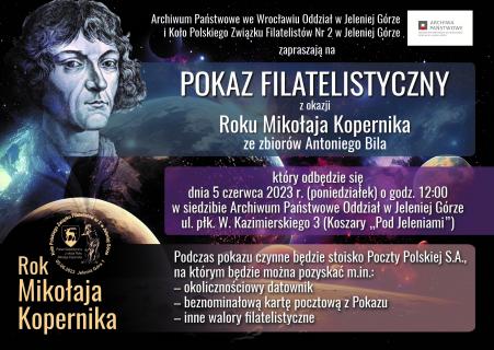 Grafika promująca pokaz znaczków z okazji Roku Mikołaja Kopernika. Na grafice po lewej wizerunek Mikołaja Kopernika. Napisy na tle kosmosu i planet.