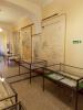 Szklane gabloty z materiałami archiwalnymi w korytarzu legnickiego archiwum.