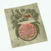 Niewielka ozdobna karteczka z życzeniami noworocznymi z 1790 roku. W okrągłej otwieranej obwolucie na czerwonym tle zapisane życzenia dla rodziców w języku niemieckim. Kartka ozdobiona rysunkami małych aniołków siedzących na chmurze.